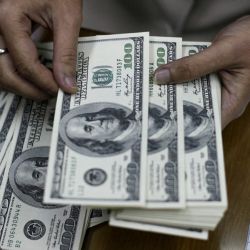 El dólar oficial cerró en alza en el inicio de semana 