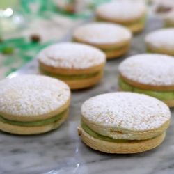Nos sumamos a la fiebre del oro verde: receta de alfajores de pistacho