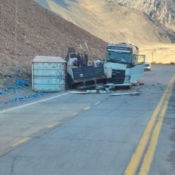 Chocaron dos camiones en Alta Montaña