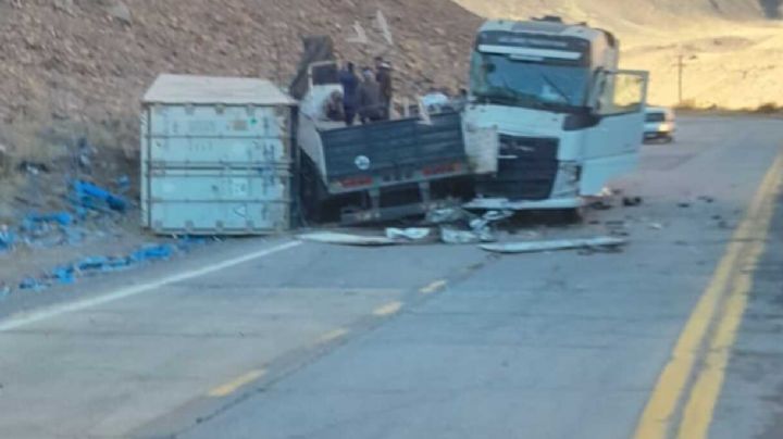 Chocaron dos camiones en Alta Montaña