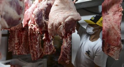 Para acumular dólares, también eliminan retenciones a la carne