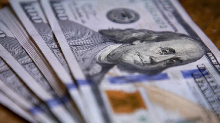 El dólar oficial cerró a la baja y llegó a los $1.290 