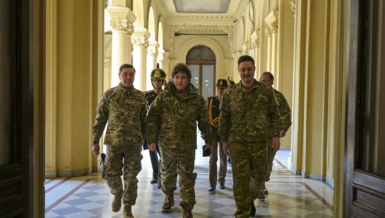 Sin acto oficial, Milei almorzó con los granaderos