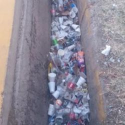 Alta suciedad: así está una acequia en Godoy Cruz