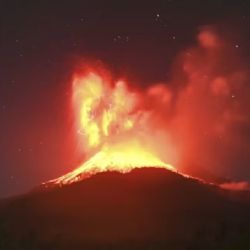 Un volcán entró en erupción y activaron una alerta de aviación de alto nivel