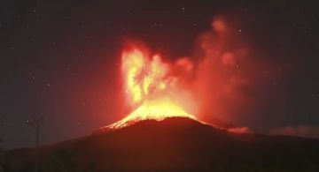 Un volcán entró en erupción y activaron una alerta de aviación de alto nivel