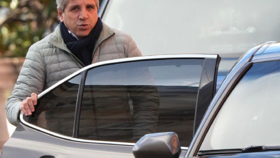 Caputo afirmó que la suba de tasas es “transitoria” y admitió impacto en la economía