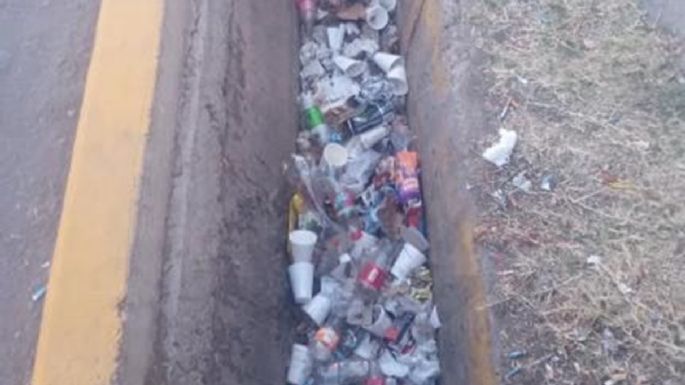 Alta suciedad: así está una acequia en Godoy Cruz
