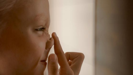 Más que un tic: ¿qué significa tocarse la nariz?