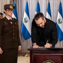 Uniforme limpio y pelo corto, lo que pide la ministra de Educación de Bukele