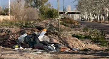 El deplorable estado de una calle en Luján de Cuyo con un pozo que es un peligro inminente