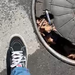 La alcantarilla que se convirtió en una trampa para peatones