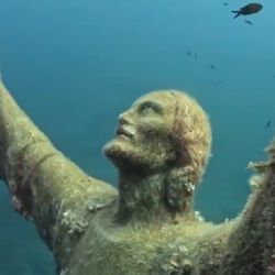 Así es la espectacular escultura del Cristo del Abismo a 17 metros bajo el mar 