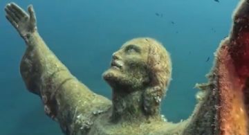 Así es la espectacular escultura del Cristo del Abismo a 17 metros bajo el mar 