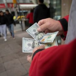 Bajó el dólar y subió el riesgo país