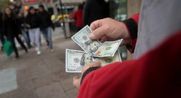 Bajó el dólar y subió el riesgo país