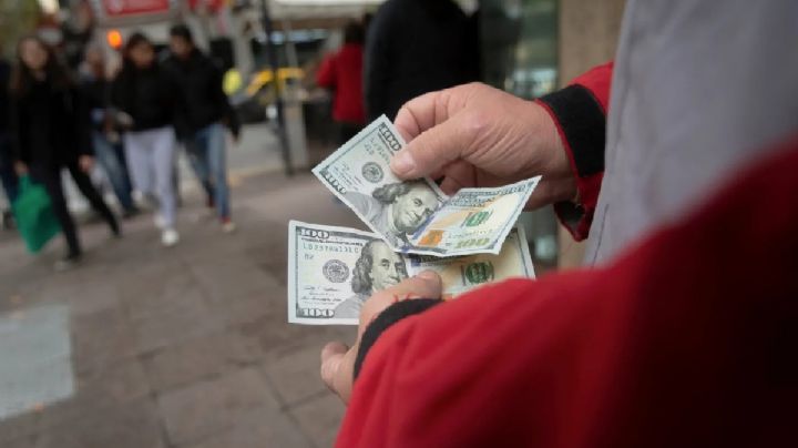 Sigue la inestabilidad: sube el dólar y caen las acciones