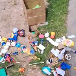 Vecinos mugrosos: la plaza del Unimev convertida en un basural