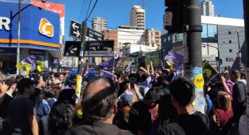 Atacaron a piedrazos a la caravana de Javier Milei 