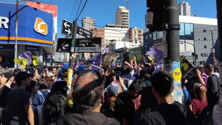 Atacaron a piedrazos a la caravana de Javier Milei 