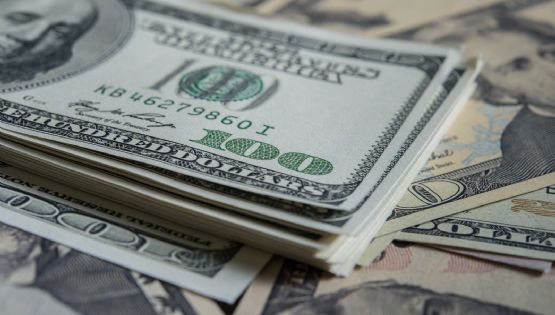 Así cerró el dólar, tras la licitación con tasas al 75%