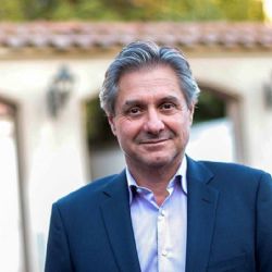 En su paso por Argentina, Kast buscó arrebatarle un funcionario a Milei