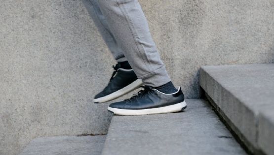 ¿Contás los escalones cuando subís una escalera? La psicología que explica el porqué