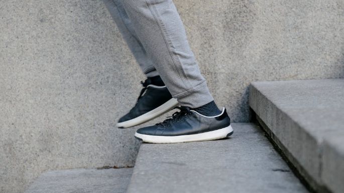 ¿Contás los escalones cuando subís una escalera? La psicología que explica el porqué