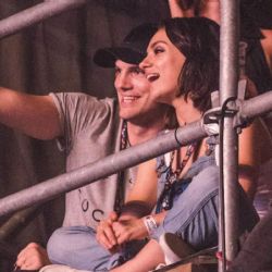 Ashton Kutcher y Mila Kunis se “robaron” el show en el recital de los Backstreet Boys