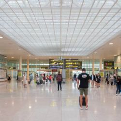 Una pareja dejó a su hijo de 10 años en un aeropuerto porque no querían perderse las vacaciones