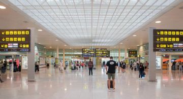 Una pareja dejó a su hijo de 10 años en un aeropuerto porque no querían perderse las vacaciones