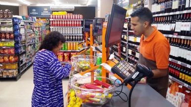 Foto iliustrativa de  Comercio acordó un aumento del 5% en tres meses y un bono de $120.000