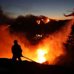 Un incendio forestal al norte de Los Ángeles deja miles de evacuados