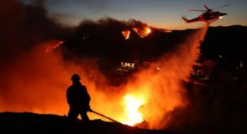 Un incendio forestal al norte de Los Ángeles deja miles de evacuados