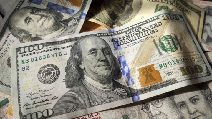 El dólar oficial retrocedió 3% esta semana y llegó a los $1.335