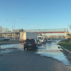 Peligro latente y demoras en el Acceso Sur por una importante pérdida de agua