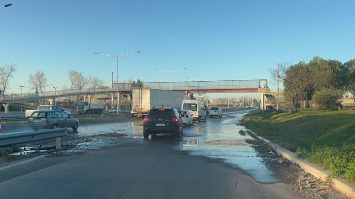 Peligro latente y demoras en el Acceso Sur por una importante pérdida de agua