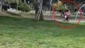 Foto ilustrativa de la nota titulada: ¿Jugar a la pelota o esquivar motos? El problema que crece en la plaza del Unimev