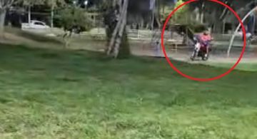 ¿Jugar a la pelota o esquivar motos? El problema que crece en la plaza del Unimev