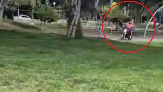 ¿Jugar a la pelota o esquivar motos? El problema que crece en la plaza del Unimev