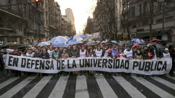 El desplome de los salarios expulsa a los profesores y desangra a la universidad pública argentina