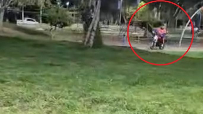 ¿Jugar a la pelota o esquivar motos? El problema que crece en la plaza del Unimev