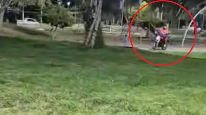 ¿Jugar a la pelota o esquivar motos? El problema que crece en la plaza del Unimev