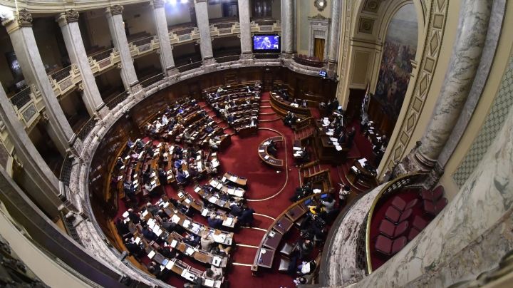 Uruguay busca elevar la edad mínima para casarse