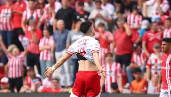 Instituto sorprendió y venció a Argentinos Juniors con polémicas