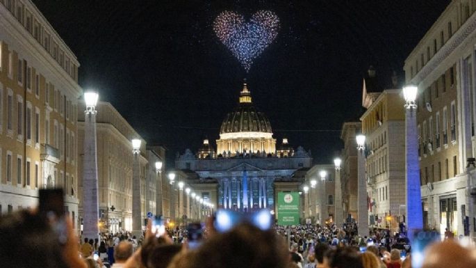 Usaron 3.500 drones para proyectar la cara del papa Francisco