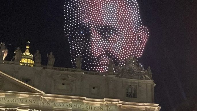 Usaron 3.500 drones para proyectar la cara del papa Francisco