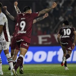 Lanús sacó ventaja, mínima y sobre la hora, pero ventaja al fin ante Fluminense