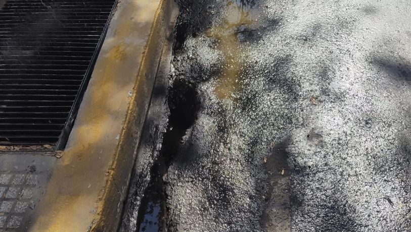 Denuncian que Edemsa derramó un aceite contaminante en Ciudad