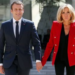 Macron presentará “pruebas científicas” de que su esposa Brigitte es mujer